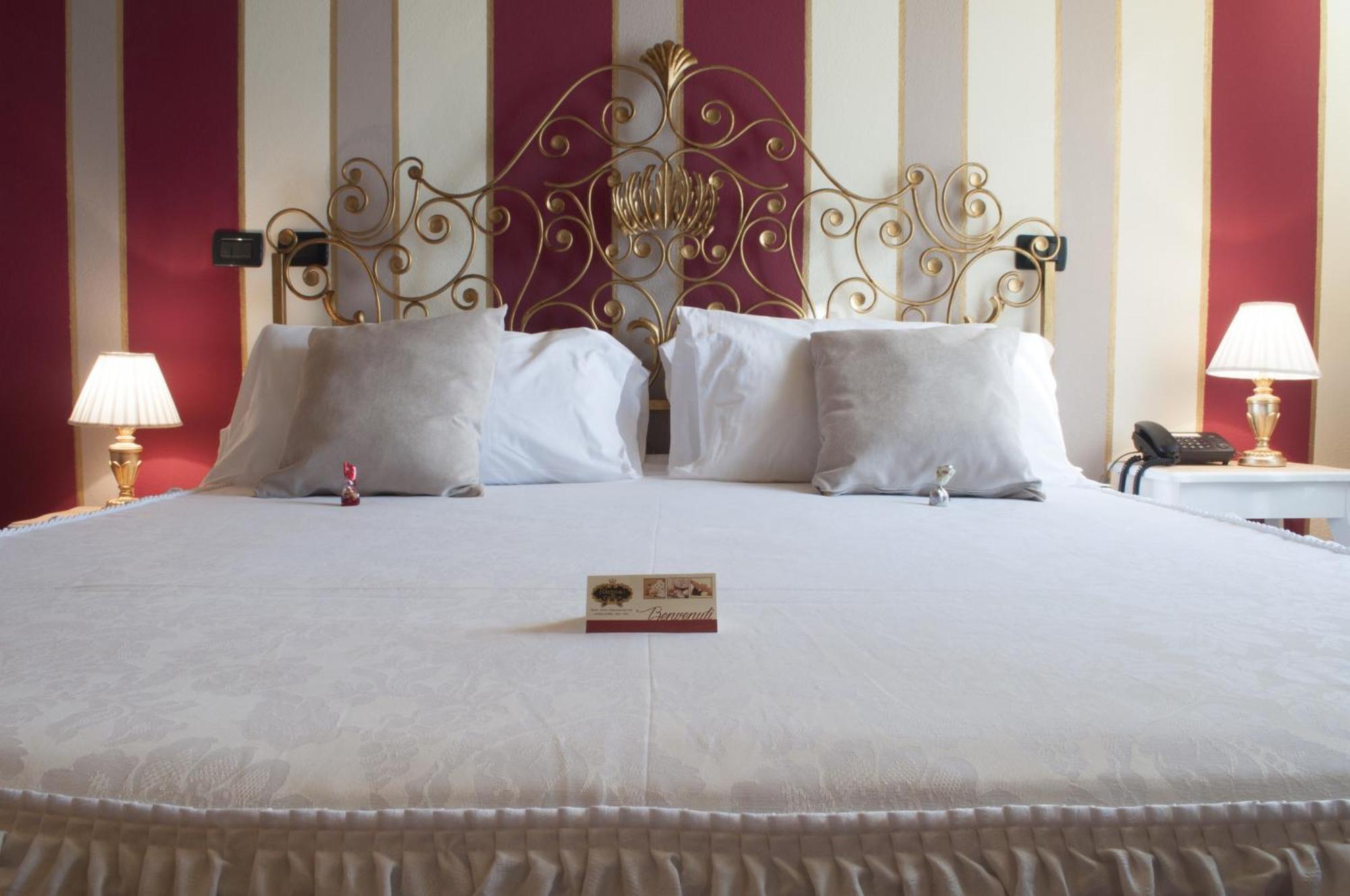 La Foresteria Del Castello - Wellness Hotel In Dimora Storica CastellʼAlfero Rum bild